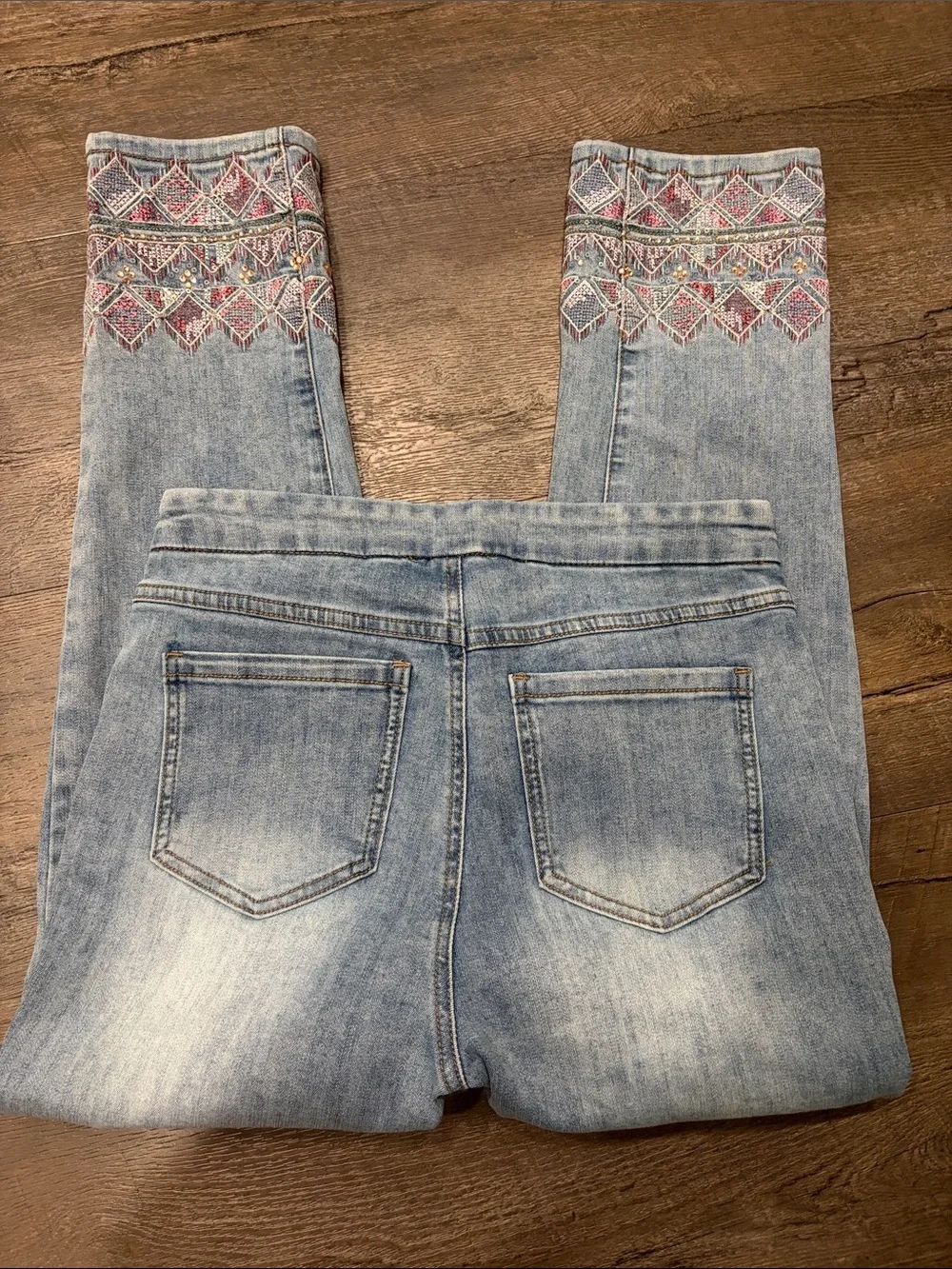Pull in jeans with embroidered hem